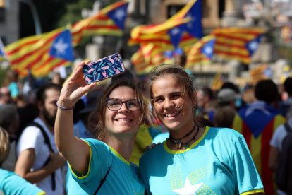 Els manifestants omplen la plaça Espanya i els carrers adjacents