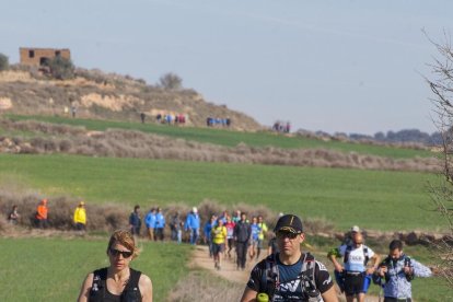 Els participants en la Marxa (a la foto, a les Pallargues) van gaudir d’un temps primaveral.