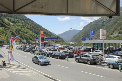 Las colas interminables y kilométricas en la vía que comunica Lleida con Andorra se repitieron ayer durante todo el día.