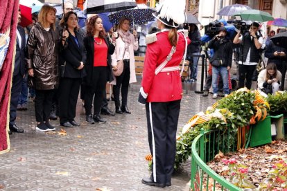 La alcaldesa Ada Colau al frente de la ofrenda floral a Rafael Casanovas del consistorio.