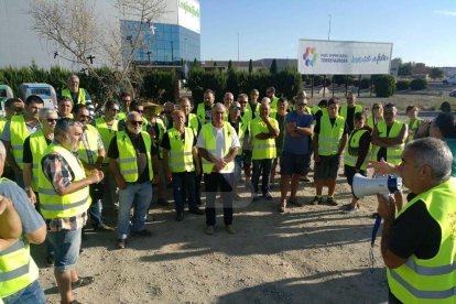 Agricultors i ramaders, a Torrefarrera abans de començar la marxa lenta.