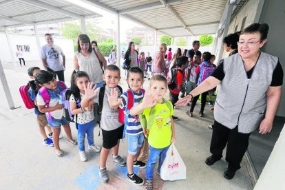 Alumnos de un colegio de Lleida el primer día de clase del curso pasado.