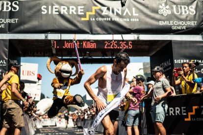 Kilian Jornet, nada más cruzar la línea de meta batiendo una marca que duraba desde el 2003.