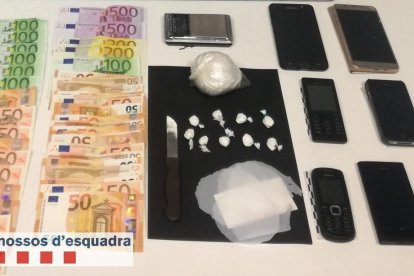 Imagen de la cocaína incautada, el dinero, la báscula de precisión y los móviles. 