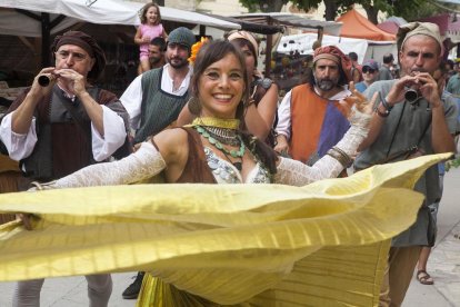 Espectáculo itinerante con La Cremallera Teatre. 