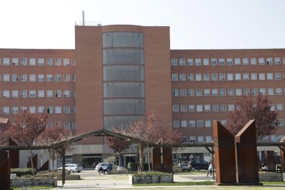 Vista del hospital Arnau, donde falleció el ciclista herido. 