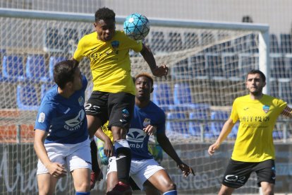 El Lleida Esportiu B supo sufrir en defensa para llevarse los tres puntos y alejarse del descenso.