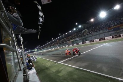 Andrea Dovizioso creua vencedor la línia de meta del circuit de Losail amb tan sols 23 mil·lèsimes de segons sobre Marc Màrquez, el mateix final que es va viure fa un any a la prova qatariana.