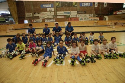 En la imagen, buena parte de los jugadores y jugadoras que forman parte de la Escoleta del Llista, junto a sus entrenadores.