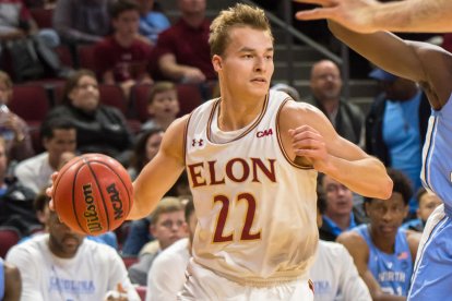 Steve Santa Ana durante un partido con la Universidad de Elon, de la NCAA estadounidense.