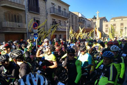 Un grup de participants durant els instants previs a l’inici de la prova.