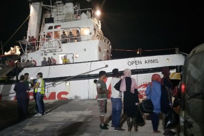 Llegada al puerto del barco que rescató 160 inmigrantes en verano.