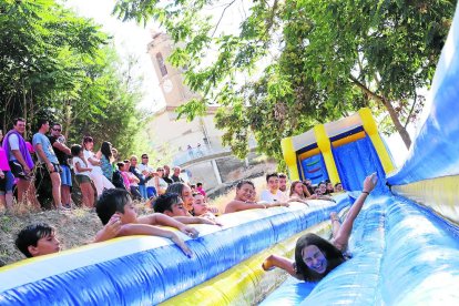 Los pequeños de Térmens disfrutaron con un tobogán acuático. 