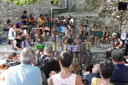 Los alumnos de l’Escola Folk del Pirineu durante su actuación en el escenario del Café Trama.