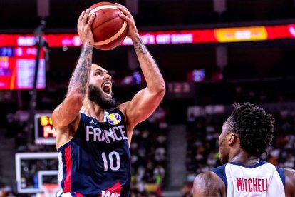 El jugador francès Evan Fournier, en una entrada a cistella.