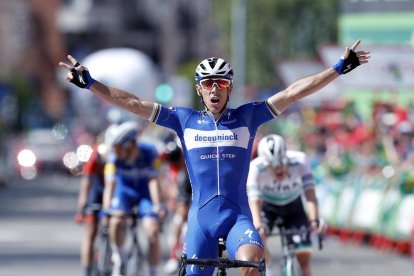 Philippe Gilbert alza los brazos poco antes de entrar vencedor.