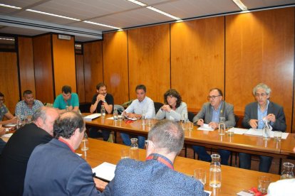 Un momento de la reunión ayer de la consellera de Agricultura con miembros de la FCAC.