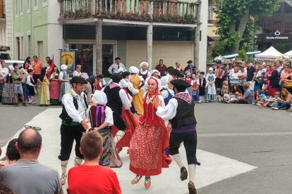 Les completa su programación de verano con la feria artesana