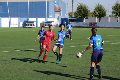 Una acció del partit que van disputar ahir AEM i Igualada al terreny de joc lleidatà.