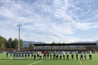 Los jugadores de ambos equipos saludan a la afición.