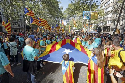 Los castellers de Lleida levantaron varios castillos que junto con las grallas y los tambores entretuvieron a los leridanos a lo largo de la tarde. 