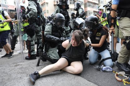 La Policía detiene a uno de los manifestantes.