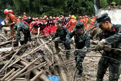 Militares chinos trabajando en las tareas de desescombro.