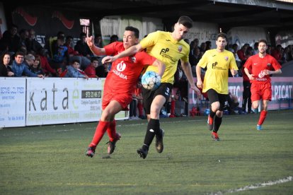 Els locals van marcar el ritme del partit i van aconseguir fer tres gols.