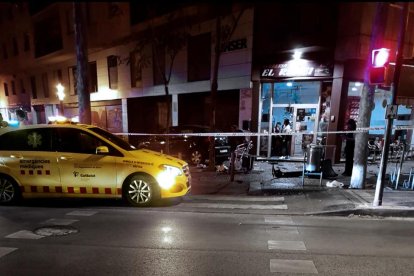 Imagen donde el coche arrolló a los clientes de la terraza.