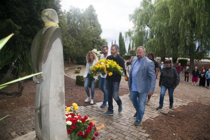 Ofrena floral davant del monument a Lluís Companys al Tarròs, poble natal del president afusellat.