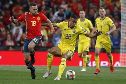 Jordi Alba presiona sobre el delantero sueco Quaison.