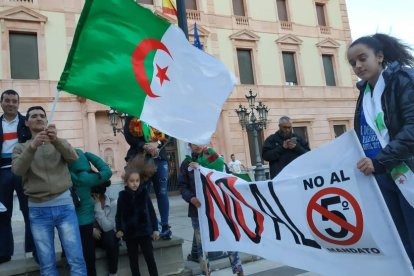 La manifestació d’algerians ahir a Lleida, davant de la subdelegació del Govern.