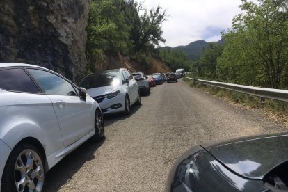 Invasión de coches en la carretera local de Sant Esteve de la Sarga para llegar a Mont-rebei. 