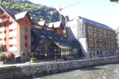 Cartel de promoción de la nueva pleta de casas de lujo en Baqueira en una fotografía del pasado abril.