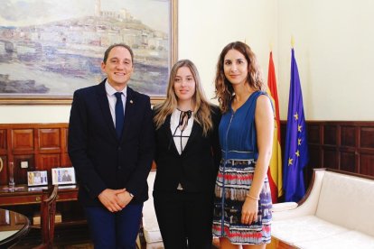 El subdelegat amb María Pilar González (c) i María Andrés (d).