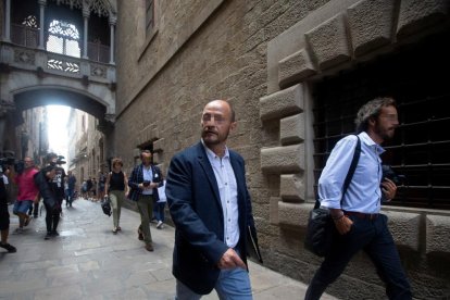 Un dels guàrdies civils de paisà a la sortida del Palau de la Generalitat.