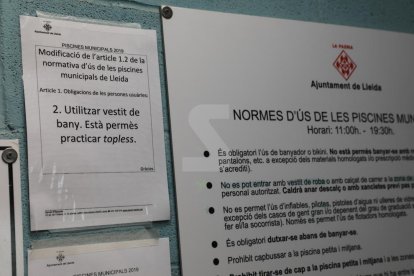 La nota colgada este lunes en las piscinas municipales de Lleida.