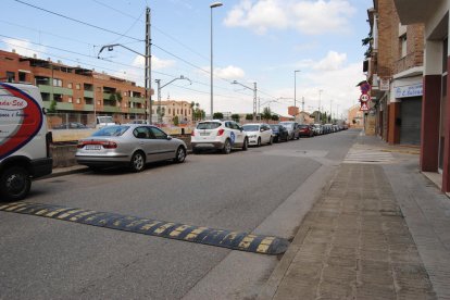 La calle Prat de la Riba de Mollerussa, donde se eliminarán los espacios de estacionamiento. 