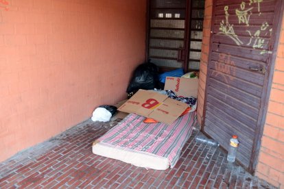 Pertinences de temporers que dormen al cPertinences de temporers que dormen al carrer a Lleida, en una imatge d'arxiu.arrer a Lleida, en una imatge d'arxiu.