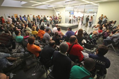 Imatge d’arxiu de la sala d’espera de l’oficina de l’atur de Lleida, al carrer Acadèmia.