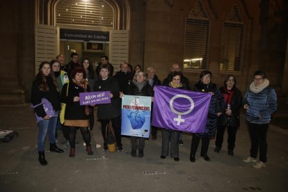 Concentració ahir al Rectorat per la vaga feminista del 8-M.