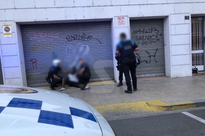 Moment en què el presumpte agressor és detingut per la Guàrdia Urbana.