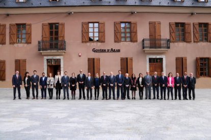 Membres del Conselh i de la Generalitat ahir, davant de la seu del Conselh Generau.