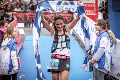 Sílvia Puigarnau entrando en la meta como vencedora.