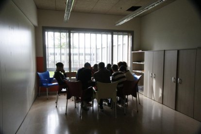 Usuarios del centro de emergencia de Almacelles, durante una jornada de formación de menas. 