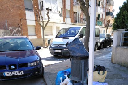 La basura se acumula alrededor de papeleras. 