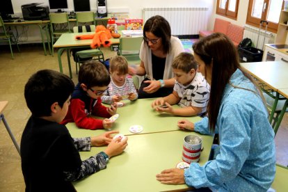 Alumnes a l’escola de Tírvia, ahir.