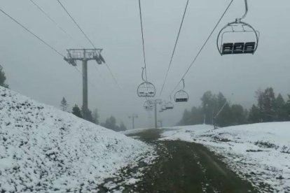 El aspecto invernal que ofrecía ayer la estación de esquí de Port Ainé tras la nevada.