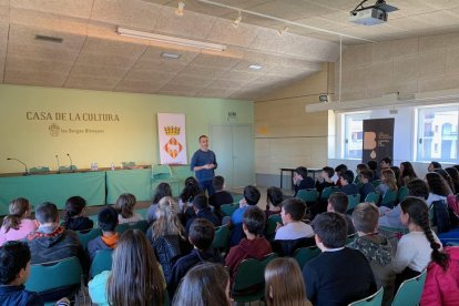 El escritor Pep Molist presentó ayer uno de sus libros infantiles en el estreno de Les Borges Negres.