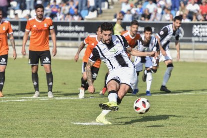 Éder Díez lanzando un penalti la pasada temporada en las filas del CD Badajoz.